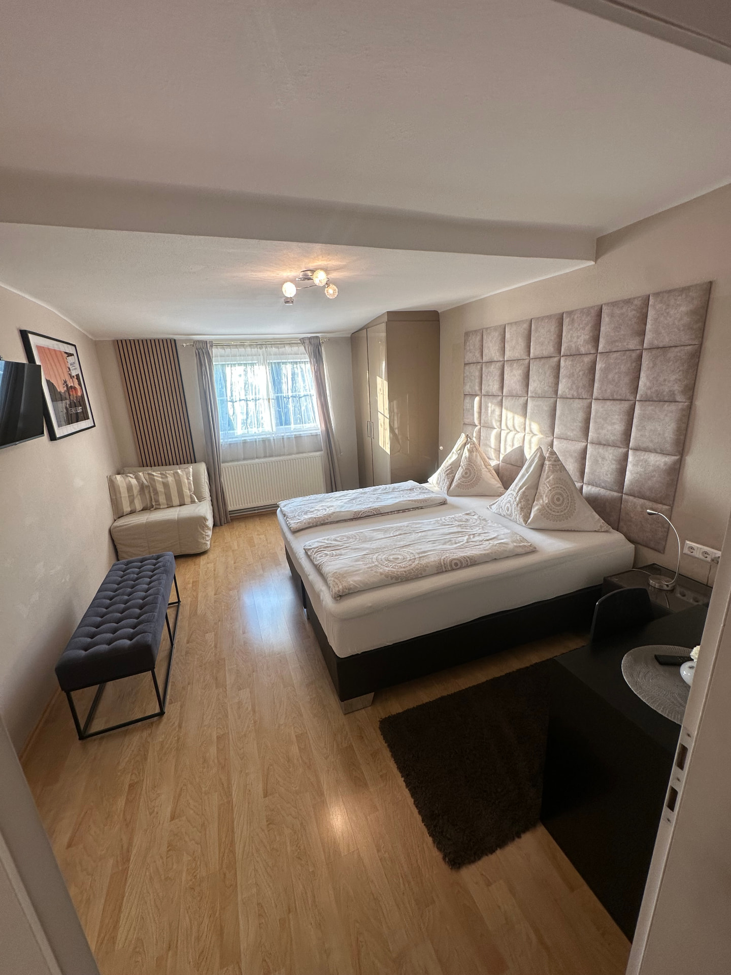 Doppelzimmer mit Sitzecke und Flachbild-TV